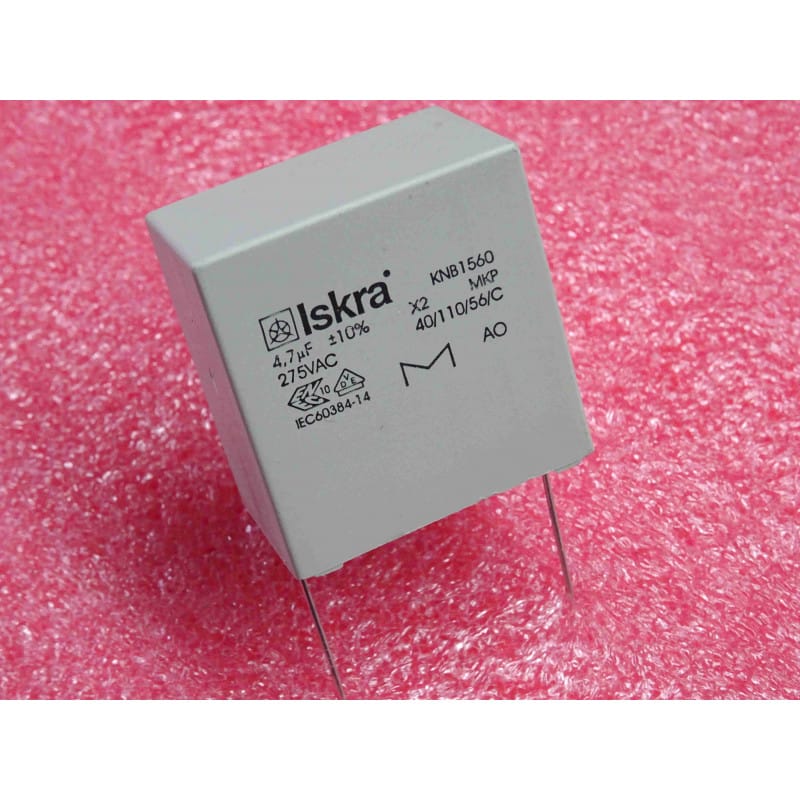 [Iskra 4.7] Condensateur Film Polypropylène Métallisé de Sécurité Iskra KNB1560 X2 — 4,7 µF / 4700 nF, 275Vac (Tolérance 10%, Entraxe 27,94 mm, Format 31,5 × 19,5 × 32,5 mm)