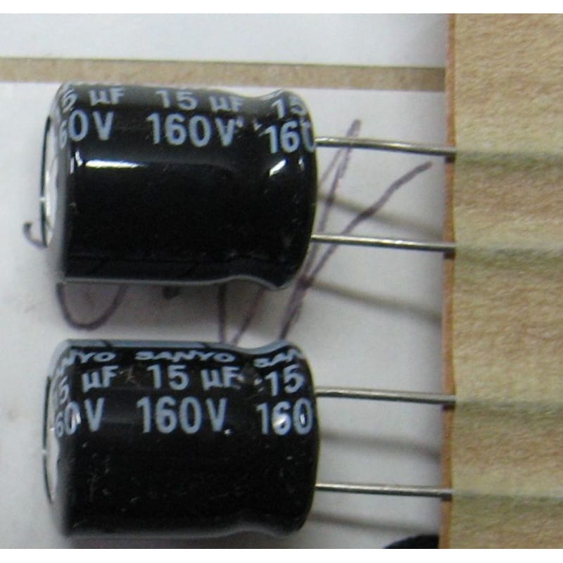 Lot de 8 Condensateurs Chimiques Radiaux 15 µF 160V DC (105°C) – Sanyo (Ø 10,2 x 13,5 mm)