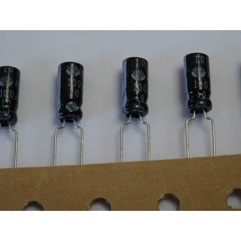 Lot de 20 Condensateurs Chimiques Radiaux 100 µF 10V DC (85°C) – Daewoo (Ø 5 x 11 mm)