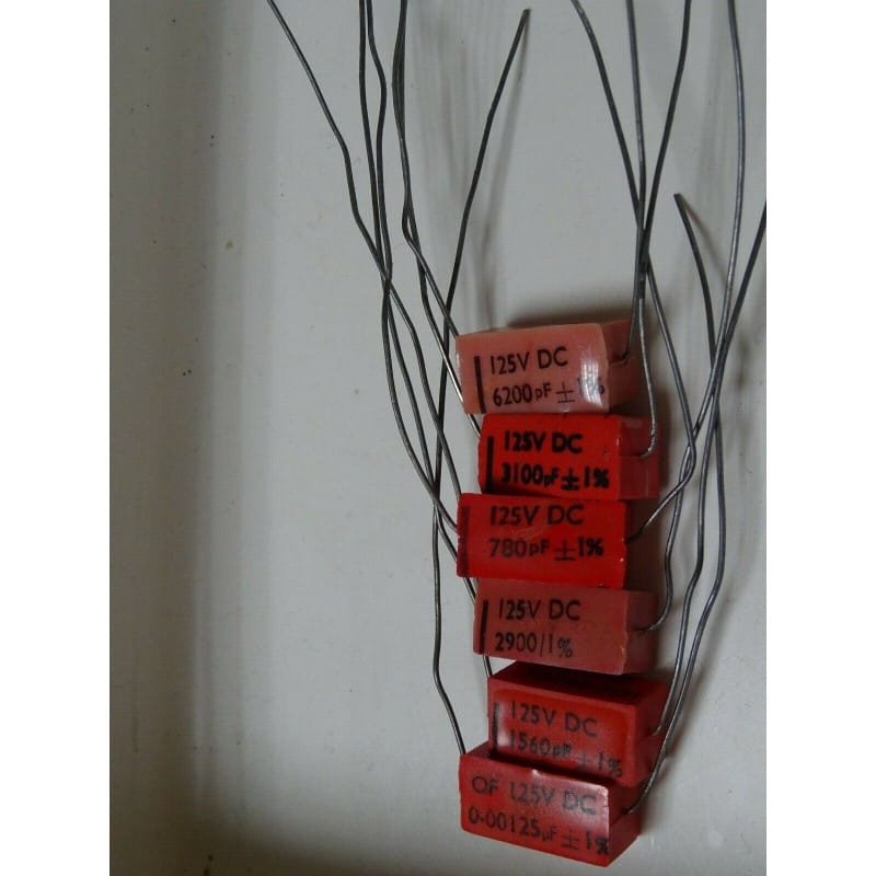 Lot de 6 Condensateurs Axiaux au Mica Argenté Haute Précision ±1% 125V DC – PYE TMC (Assortiment Capacité : 780 pF à 6200 pF)