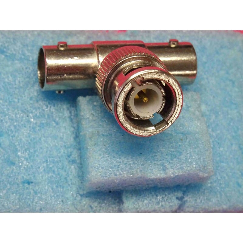 Lot de 2 Adaptateurs Té BNC (1 Connecteur Mâle Central / 2 Connecteurs Femelles Latéraux) – Format Compact (Longueur Traverse Femelle/Femelle : 32 mm / Hauteur Totale Té/Mâle : 27 mm / Corps Laiton Usiné Nickelé & Contacts Dorés 50 Ohms)