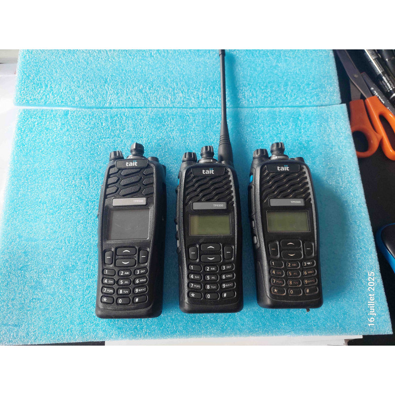 [tp9500] Lot de 3 Terminaux Portatifs Radio Professionnels PMR / DMR / P25 Tait Communications TP9300 / TP9500 (Matériel HS / Incomplet – Pour Pièces Détachées, ou Projet de Remise en État)
