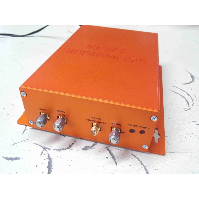 Kit de Développement & Évaluation V2X / V2V / V2I RoadLink EVK 2.0 (Plateforme Matérielle SAF5400 / SXF1800 – HW: MRA2 / SW: EAR4.0.3) Multi-Bande GNSS, 760 MHz, 2,4 GHz, 5,9 GHz & Ethernet Automobile 100Base-T1 / 100Base-TX – NXP Semiconductors