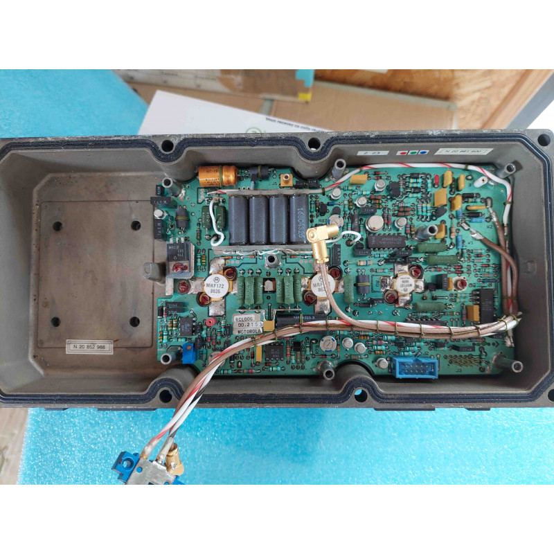 [capot vhf] Capot Dissipateur Thermique Arrière avec Étage Amplificateur RF de Puissance (2× MRF172 + 1× MRF173) – Pièce de Maintenance Émetteur Radio Marine Nationale