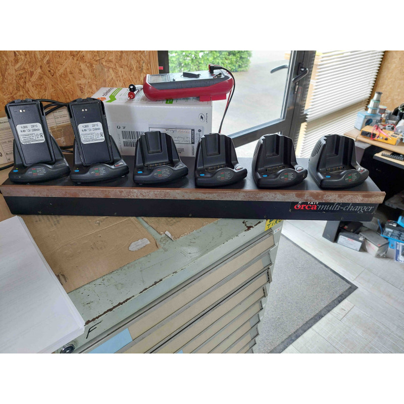 [TOPA-CH-300] Chargeur Multiple Professionnel 6 Alvéoles Tait Orca TOPA-CH-300 – Tait Communications (Occasion, Bon État, Testé avec Batteries Ni-MH 7,2 V HLB800 / 23811G)