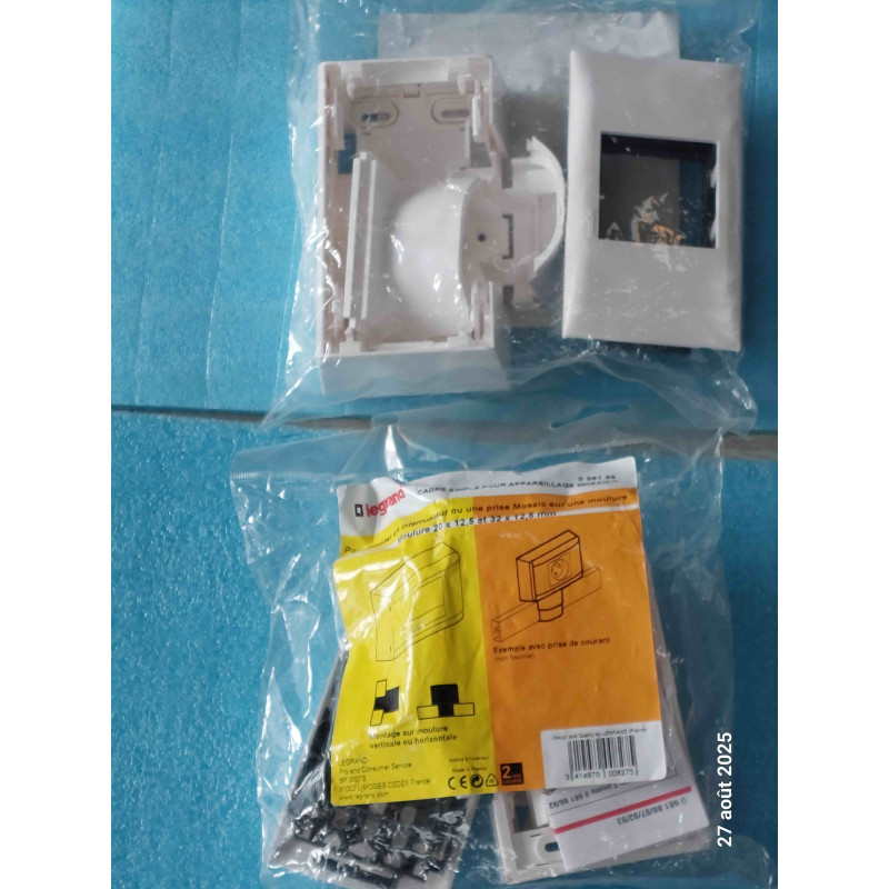 Lot de 2 Cadres Simples Saillie pour Appareillage Legrand Mosaic (Réf. 0 981 86 / 098186) – Pour Moulure DLP / Goulotte Épaisseur 12,5 mm – 1 Poste / 2 Modules – Blanc – Neuf sous Blister