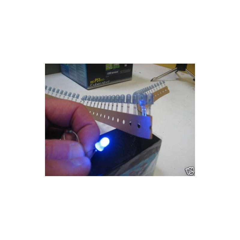 Lot de 50 Diodes LED Bleues 5 mm – Kingbright (Réf. Exacte : L-53QBD-D-12.5-TNR2.54-KP) – InGaN Bleu Haute Efficacité – Lentille Diffusante Bleue – Formage Spécial Pas 2,54 mm – Conditionnement Bande/Rouleau