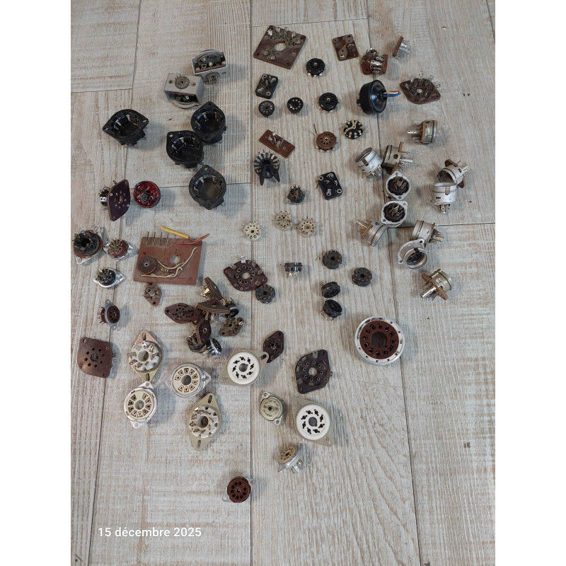 [SUPPORT TUBE] Important Lot d'Atelier de Supports pour Tubes et Lampes Électroniques Vintage (TSF, Radio, Audio Tube, Télévision & Appareils de Mesure) – Formats Mixtes : Octal, Noval, Miniature 7 Broches, Magnoval, Rimlock, Transcontinental, etc. – Matériaux : Céramique/Stéatite, Bakélite, Métal avec Blindages & Canettes – État d'Occasion & Démontage Atelier