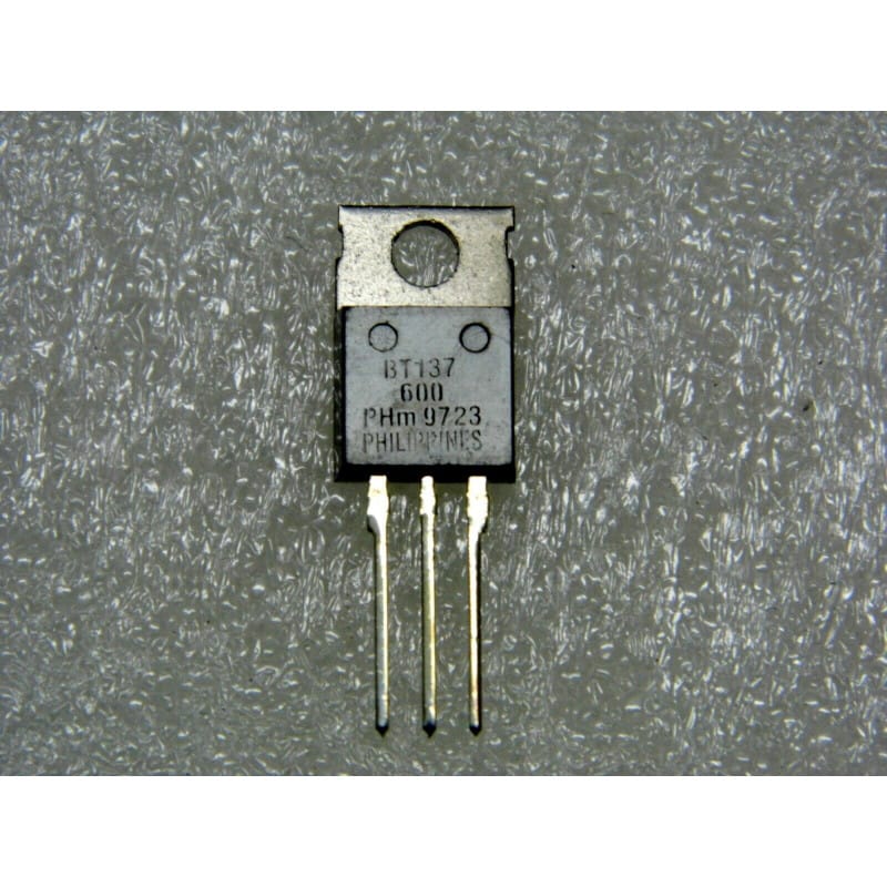 Lot de 4 Triacs Standard 8A Philips / NXP BT137-600 (BT 137 - 600) – Boîtier Plastique TO-220AB Non-Isolé (600 V Vdrm / 8 A It(rms) / 35 mA Igt – Commutation AC de Puissance)